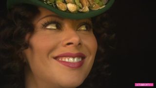 Кареглазая дамочка сосёт хуй и трахается с мужиком в карете