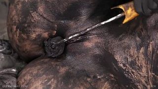 Длинноногая тёлка трахает себя валиком и бьёт по своей бритой пилотке кистью