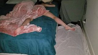 Спящая сестра выебана возбуждённым сводным братом на кровати